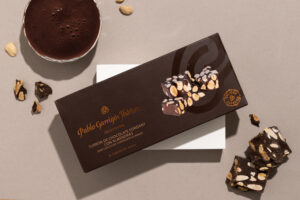 Tableta de chocolate puro con almendras