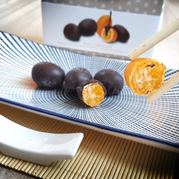 Bombones de chocolate vintage y naranja kumquat para una merienda dulce