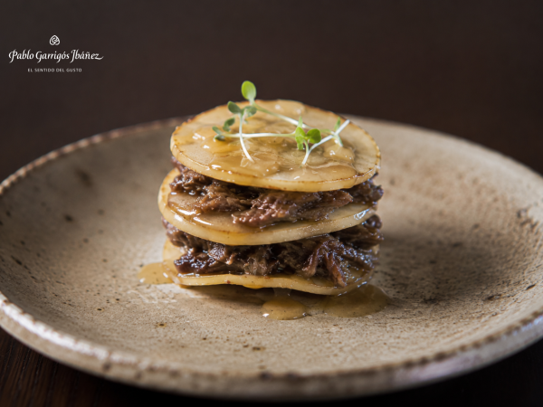 canapé de carne con turrón líuido y láminas de manzana