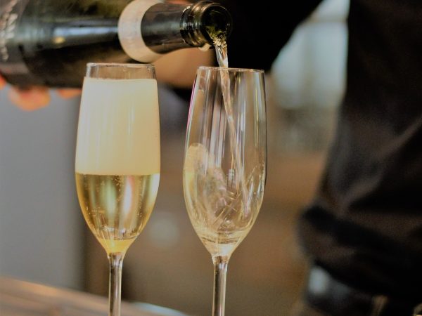 Brindis con copa de cava y turrón para celebrar Navidad 2023