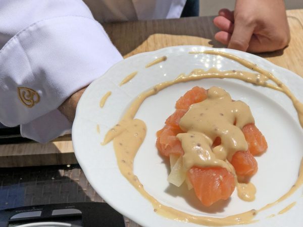 Tartar de salmón con salsa de turrón de yema tostada